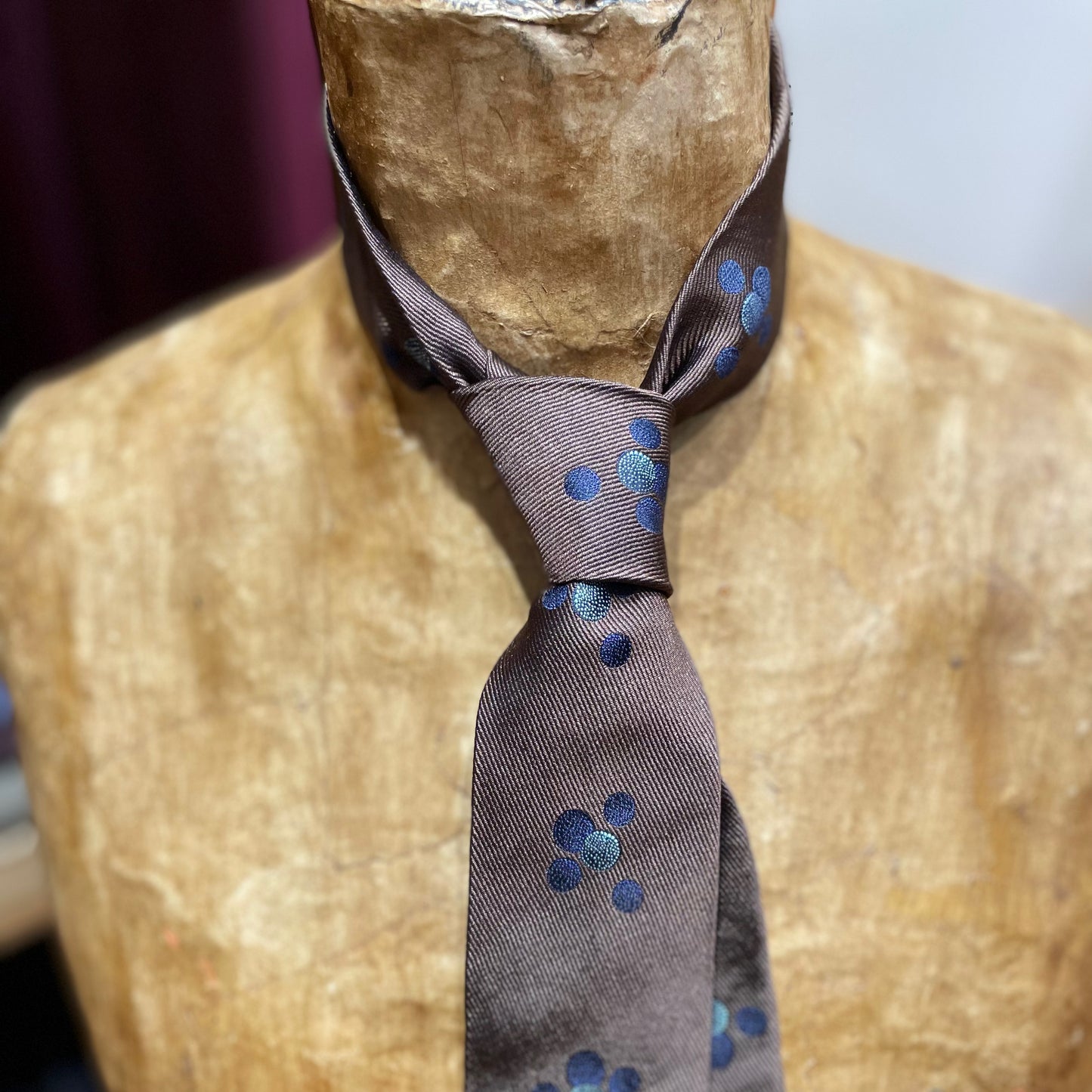 Ručně šitá hedvábná kravata - hnědá s jemným vzorem a kolečkami JDobias-tailoring