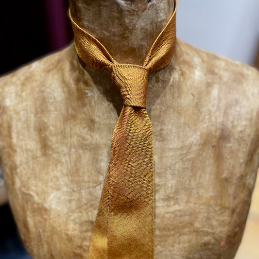 Ručně šitá hedvábná kravata - zlatá s jemným vzorem JDobias-tailoring