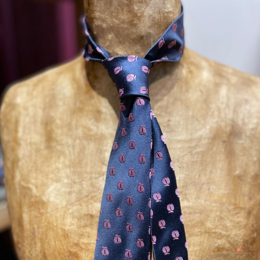Ručně šitá hedvábná kravata - tmavě modrá s růžovým elegantním vzorem JDobias-tailoring