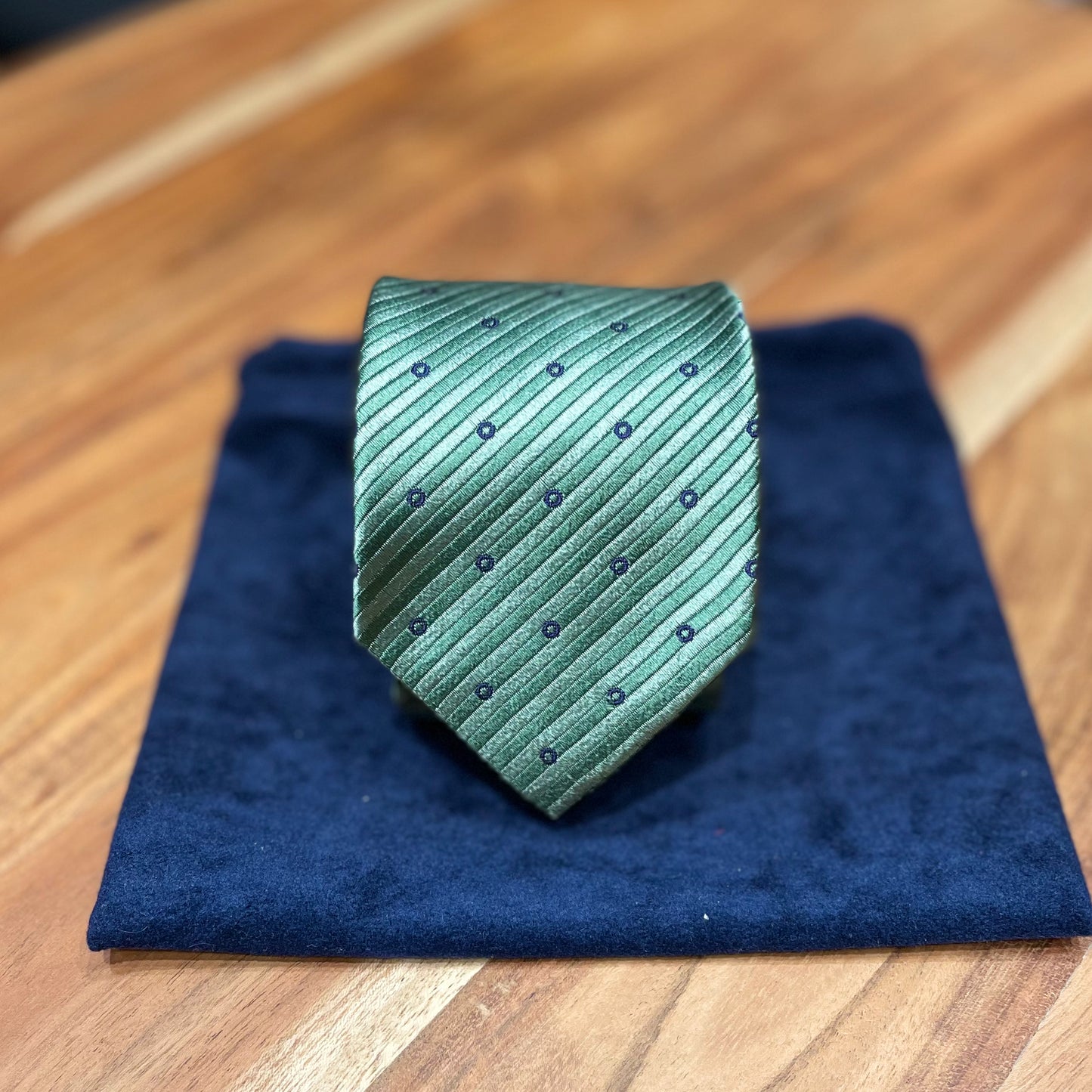 Ručně šitá hedvábná kravata - se světlými a tmavými zelenými proužky JDobias-tailoring
