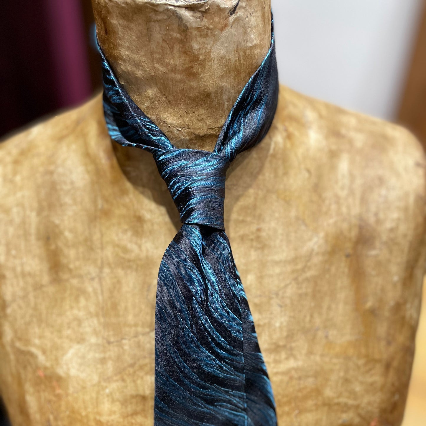 Ručně šitá hedvábná kravata - černá s modrým vzorem JDobias-tailoring
