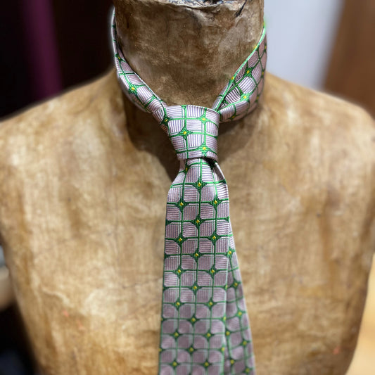 Ručně šitá hedvábná kravata - světle růžová s elegantním zeleným vzorem JDobias-tailoring