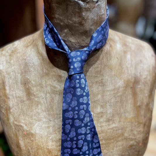 Ručně šitá hedvábná kravata - tmavě modrá s bílým vzorem JDobias-tailoring