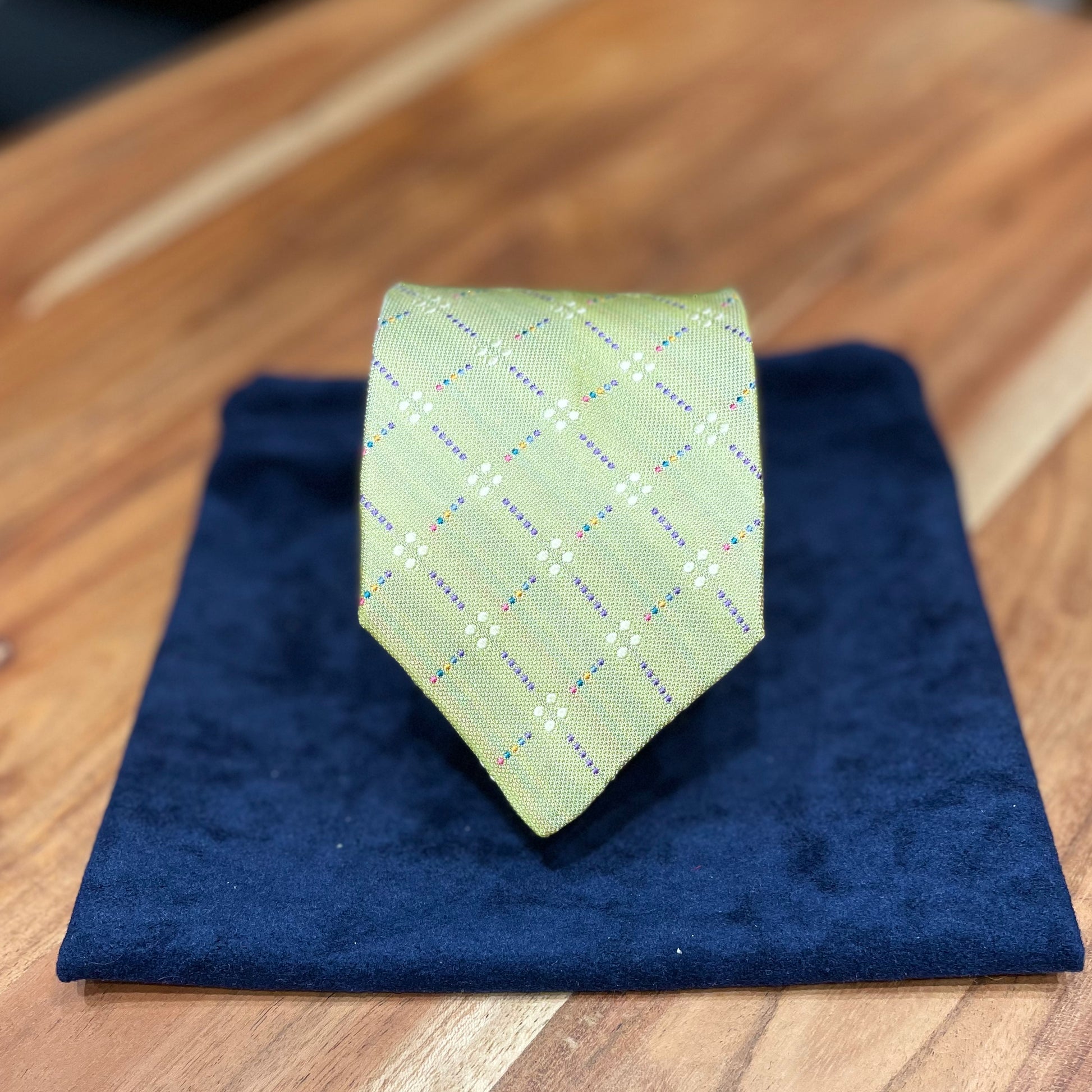 Ručně šitá hedvábná kravata - světle zelená s jemným fialovým vzorem JDobias-tailoring