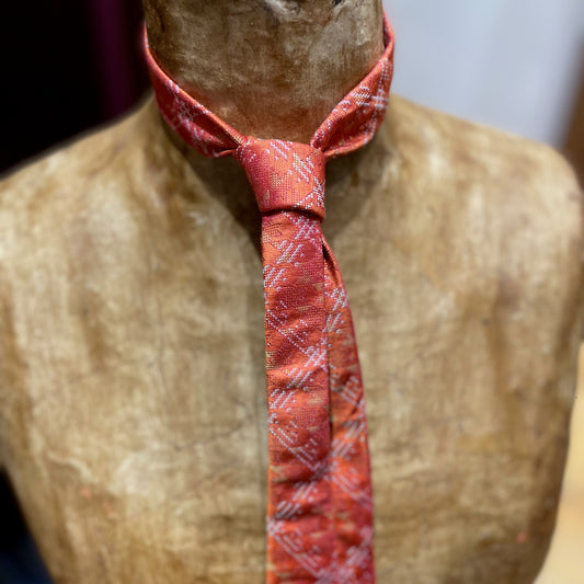 Ručně šitá hedvábná kravata - lesklá červená s bílýmy jemnými proužky JDobias-tailoring