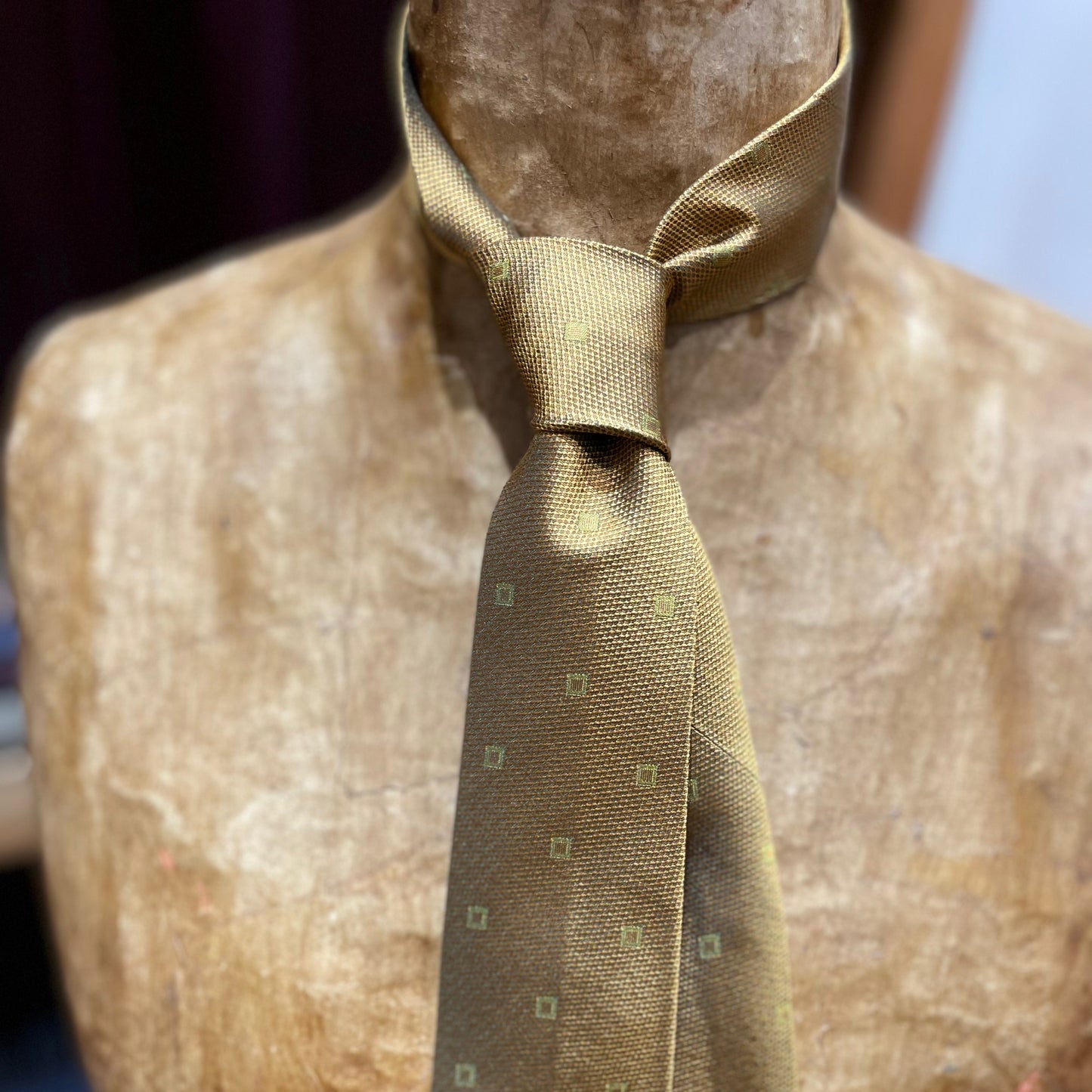 Ručně šitá hedvábná kravata - zlatá s elegantními čtverečky JDobias-tailoring