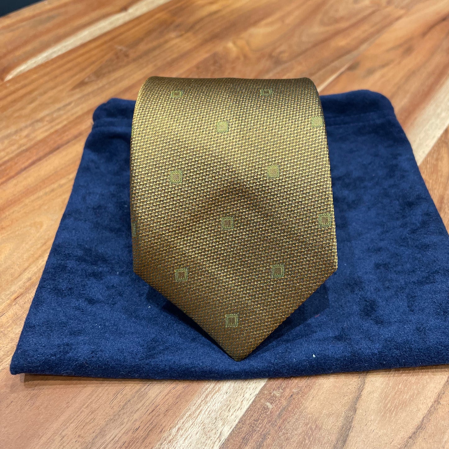 Ručně šitá hedvábná kravata - zlatá s elegantními čtverečky JDobias-tailoring