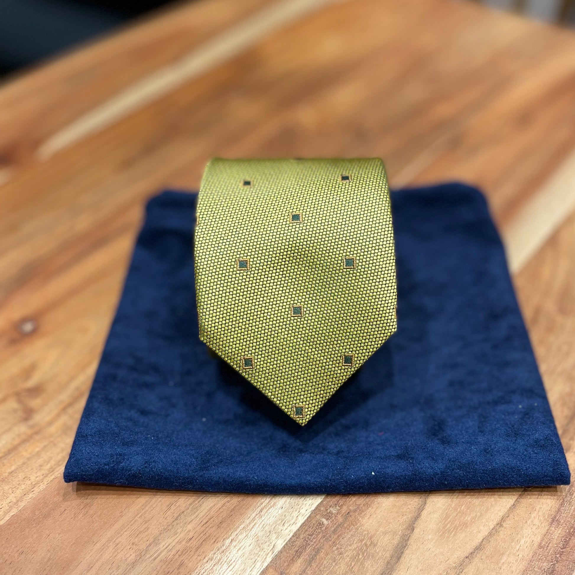 Ručně šitá hedvábná kravata - zlatá jemně prošívaná JDobias-tailoring