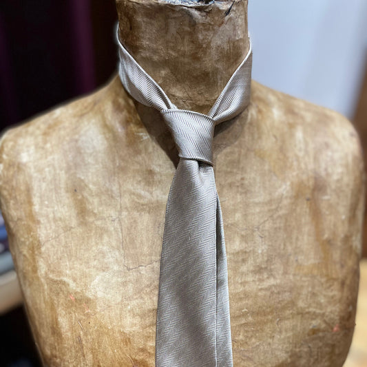 Ručně šitá hedvábná kravata - světle šedá s proužky JDobias-tailoring