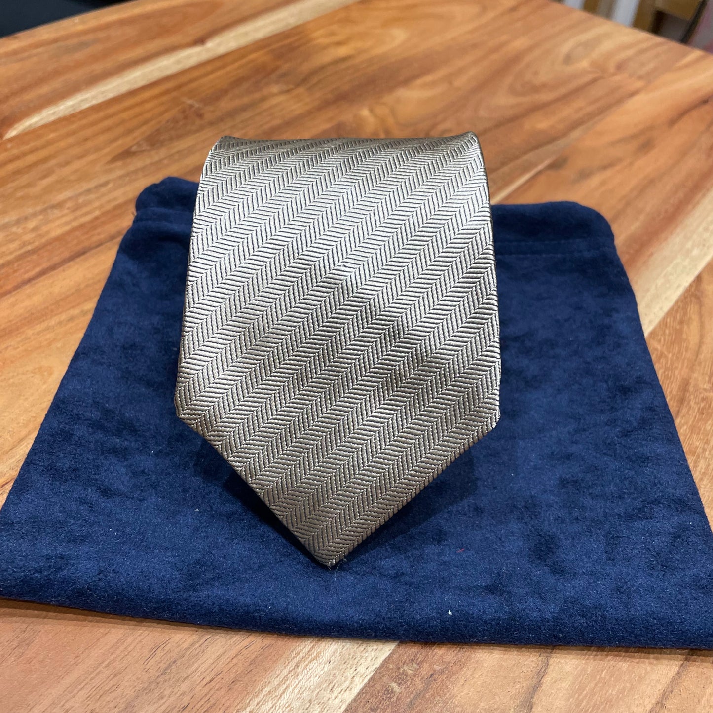 Ručně šitá hedvábná kravata - světle šedá s proužky JDobias-tailoring
