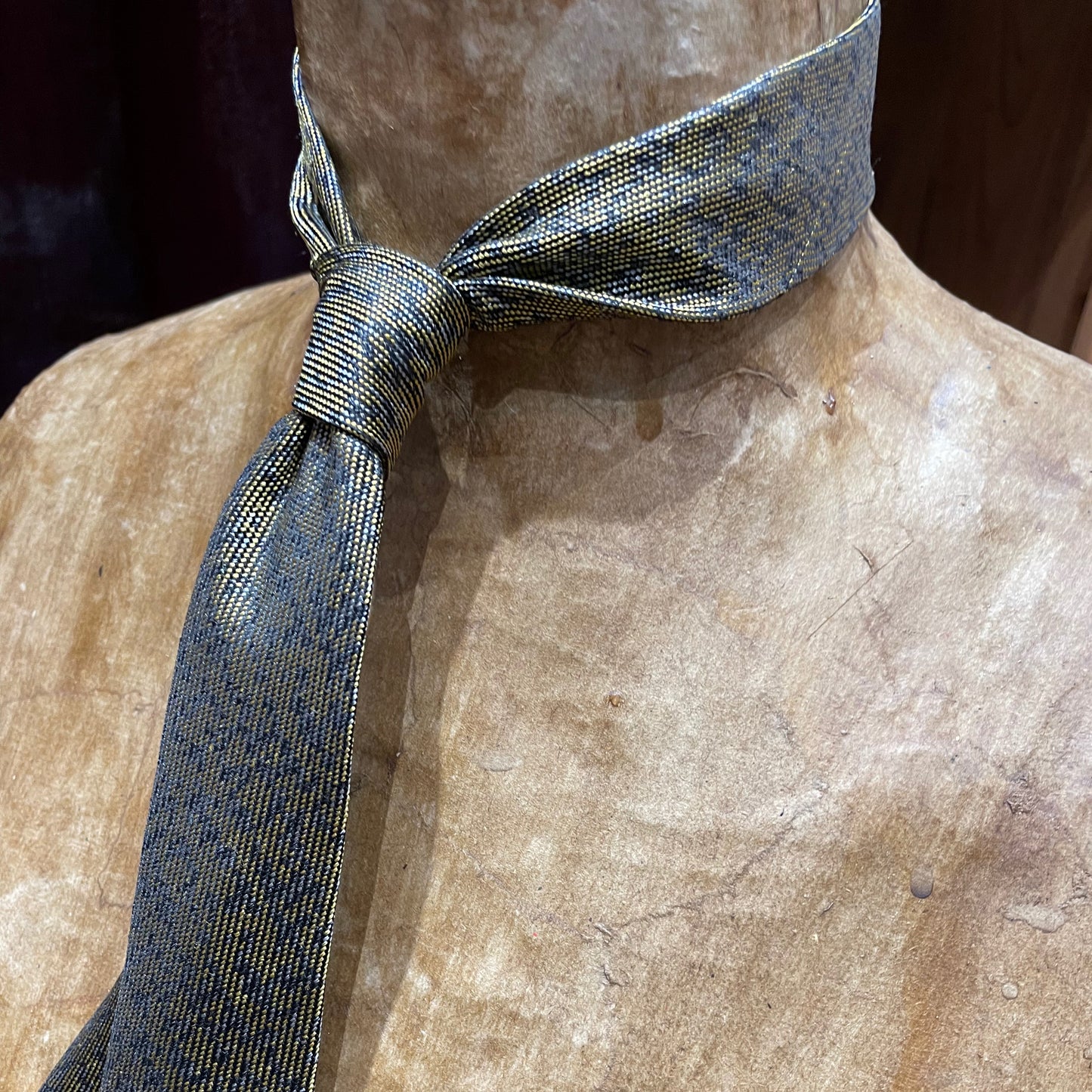 Ručně šitá hedvábná kravata - zlatá s jemným modrým vzorem JDobias-tailoring