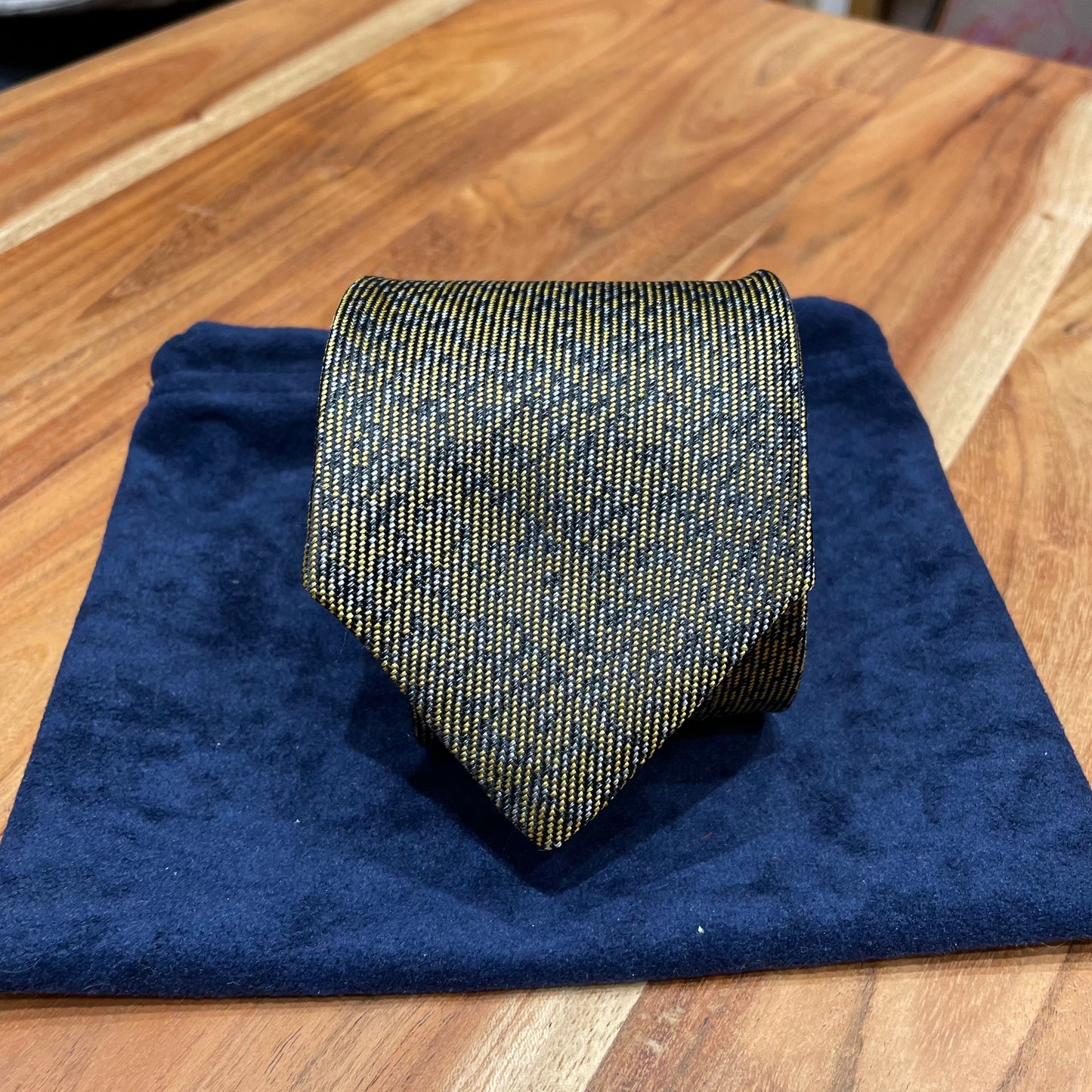 Ručně šitá hedvábná kravata - zlatá s jemným modrým vzorem JDobias-tailoring