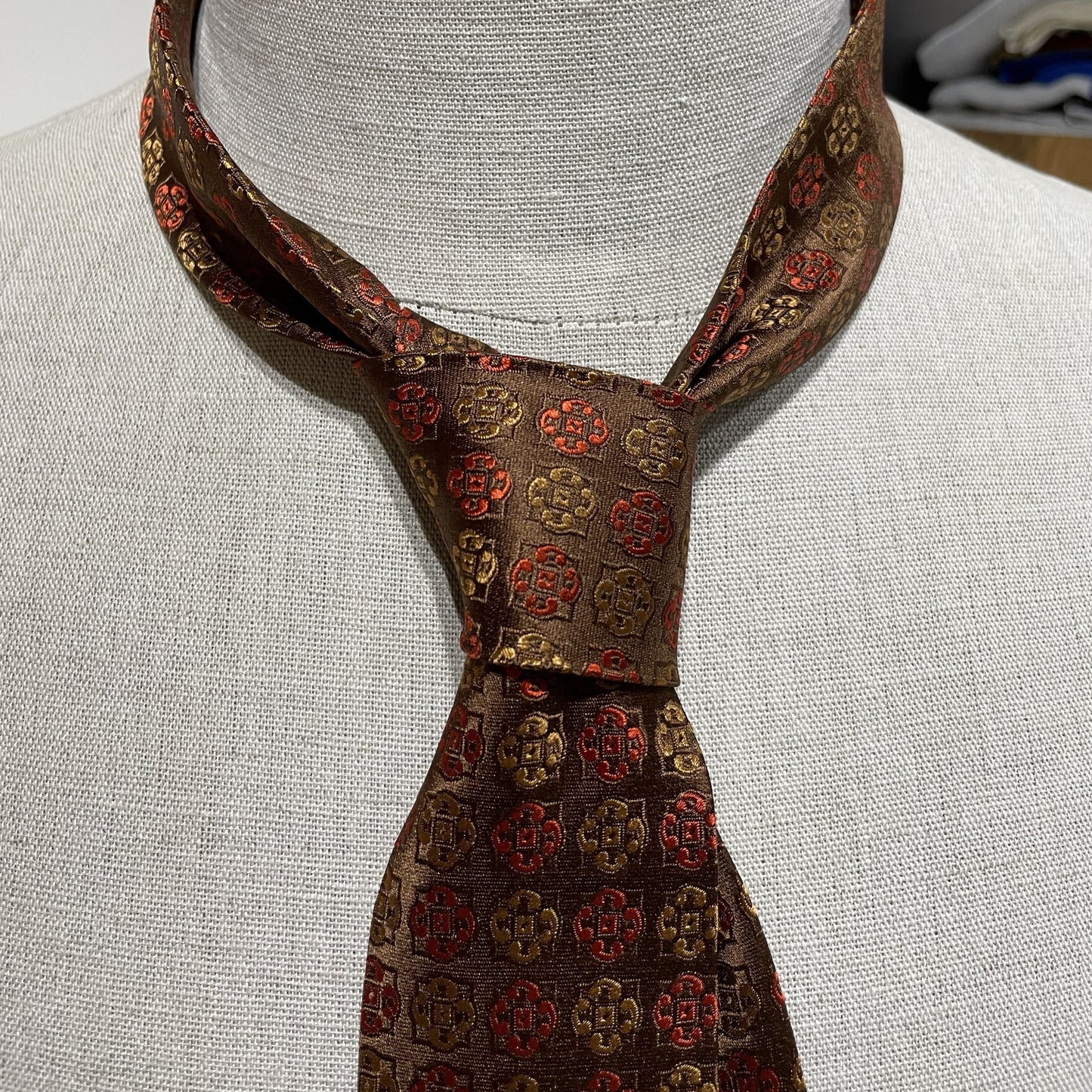 Ručně šitá hedvábná kravata s vyšitým vzorem - hnědá JDobias-tailoring
